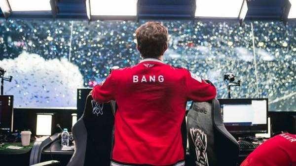 JW 嘲讽新的 Astralis 洗牌，提到 GODSENT 。