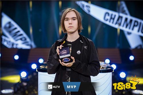 巴赫的夜魔装扮预示着对Xm的毒龙团队战斗的致命免费礼物，XG赢得了第一场比赛